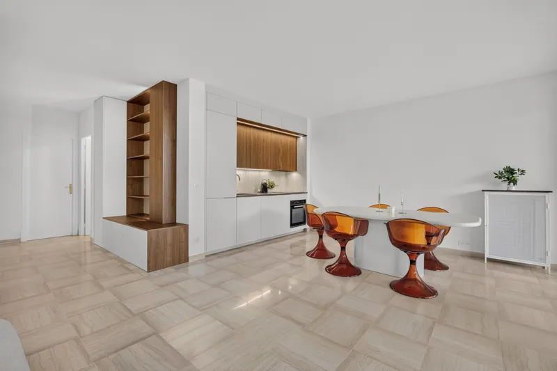 Séjour et cuisine ouverte avec sol en travertin, appartement entièrement rénové